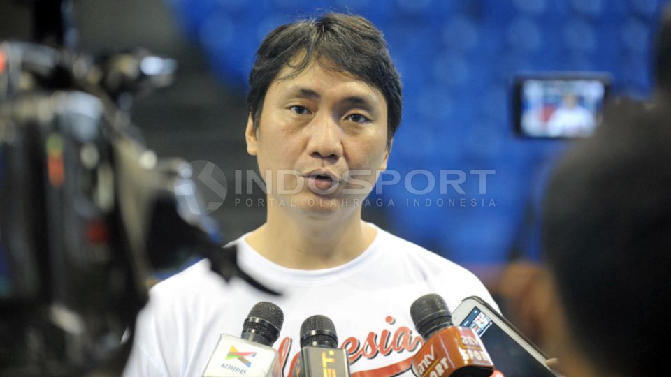 Pelatih Timnas Basket Indonesia, Fictor Gideon Roring.  Copyright: © Ratno Prasetyo/INDOSPORT